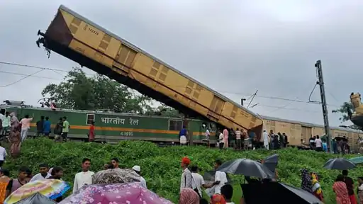 दार्जिलिंग ट्रेन हादसे में 15 की मौत, 60 घायल: मालगाड़ी ने कंचनजंगा एक्सप्रेस को टक्कर मारी, सिग्नल अनदेखी की आशंका दार्जिलिंग ट्रेन हादसे में 15 की मौत, 60 घायल: मालगाड़ी ने कंचनजंगा एक्सप्रेस को टक्कर मारी, सिग्नल अनदेखी की आशंका